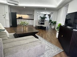 un salon avec un canapé et une table dans l'établissement 3br luxury sudirman tower ,next mall lippo nusantara, à Jakarta