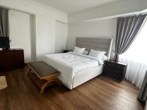 une chambre avec un grand lit et une fenêtre dans l'établissement 3br luxury sudirman tower ,next mall lippo nusantara, à Jakarta