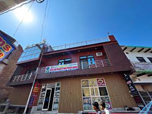 Budova, kde se hotel nachází + 16 fotografií