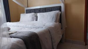 Postel nebo postele na pokoji v ubytování Unique Place Thika 1 Bedroom