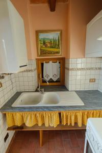 AmenoにあるHome and garden nestled in Amenoのキッチン(シンク付きキッチンカウンター付) +25枚の写真