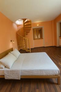 AmenoにあるHome and garden nestled in Amenoの大型ベッド1台(階段付)