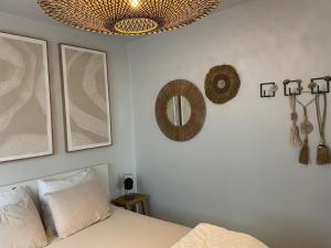 une chambre avec un lit et un miroir au mur dans l'établissement Dzee Appartement frontaal zeezicht en gratis parking, à Coxyde