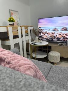 Μια τηλεόραση ή/και κέντρο ψυχαγωγίας στο Apartment in Lapu-Lapu City +35 φωτογραφίες