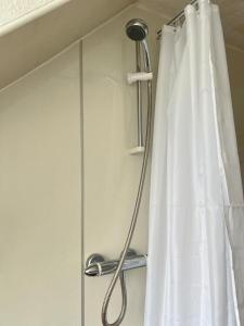 eine Dusche mit einem weißen Duschvorhang im Bad in der Unterkunft 1st Class 4 Bedroom 2 Bathrooms Sleeps 9 - 11 adults in Galashiels