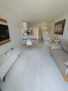 een woonkamer met een bank en een tafel bij Linda casa em Garanhuns-PE in Garanhuns