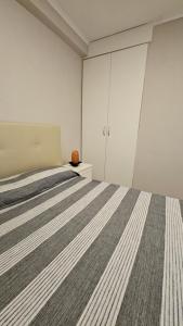 ein Schlafzimmer mit einem großen Bett und weißen Schränken in der Unterkunft Edificio-Pellegrini PB in Bragado