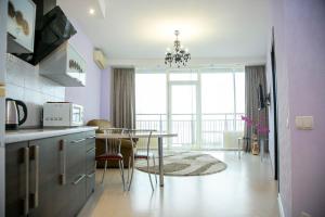 Kuchyň nebo kuchyňský kout v ubytování Doba In Ua Most-Sity Apartments