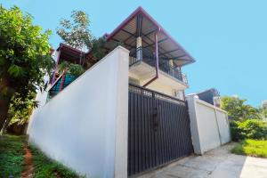 Το κτήριο όπου στεγάζεται  το δωμάτιο σε οικογενειακή κατοικία +2 φωτογραφίες