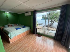 チャン島にあるRasta view Beachのベッドと大きな窓のある寝室