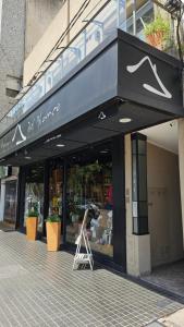 Eine Ladenfront mit einer Kamera auf der Straße in der Unterkunft Edificio-Pellegrini PB in Bragado