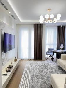 TV a/nebo společenská místnost v ubytování Luxury Apartment at Nest One Residence