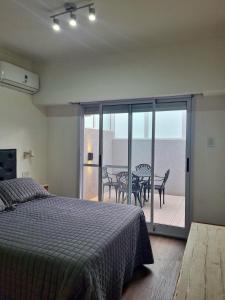 En eller flere senge i et værelse på Alquiler Temporario Dpto Lisandro 426