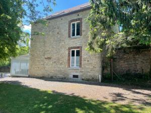 a brick building with a window on the side of it at Au petit Clocher - vakantiehuis Ardennen in Ferrières