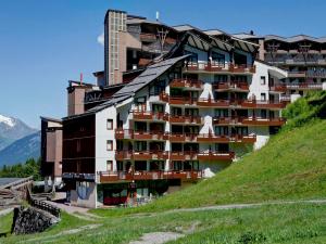 a building on the side of a hill at Duplex skis aux pieds 9 pers, parking inclus - FR-1-513-8 in La Tania +5 photos