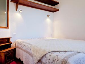 a bedroom with a bed and a dresser next to it at Spacieux 3 pièces, pied des pistes, parking, balcon sud-ouest - FR-1-513-37 in La Tania