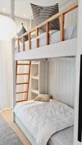 een stapelbed in een kleine kamer met een bed in een slaapkamer bij serenity villa sharm alfujerah in Fujairah