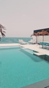 een zwembad met uitzicht op de oceaan bij serenity villa sharm alfujerah in Fujairah