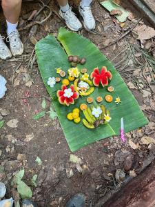 Green Corner Villa في بوكيت لاوانج: باقة من الزهور على ورقة موز خضراء