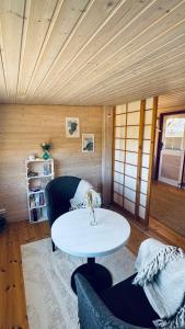 Χώρος καθιστικού στο Tiny House mit Pferdeblick