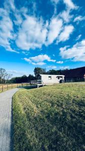 Φωτογραφία από το άλμπουμ του Tiny House mit Pferdeblick σε Travenhorst