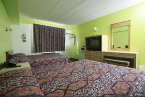 En eller flere senge i et værelse på Meadowbrook Motor Lodge
