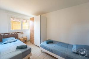 Ένα ή περισσότερα κρεβάτια σε δωμάτιο στο Entre plages et port