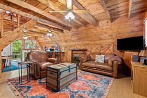 a living room with leather furniture and a flat screen tv at Sugar Shack - Cave Run Lake OR Red River Gorge KY in Bangor +30 photos