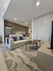 Posezení v ubytování Studio on Yas Island with Big Balcony, Near F1, Water Park and Ferrari view