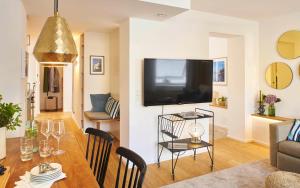 TV a/nebo společenská místnost v ubytování KönigsSCHLAF No9 - Das Hide-away in der Altstadt