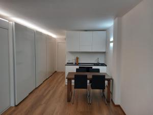 a kitchen and dining room with a table and chairs at Appartamento Viola in Santa Caterina Valfurva