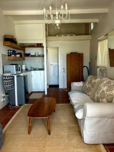 Kuchyň nebo kuchyňský kout v ubytování Independent quaint flat, close to beach