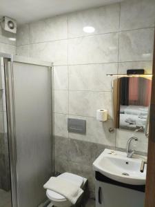 une salle de bain avec toilettes, lavabo et miroir dans l'établissement Retrol Butik Hotel, à Istanbul