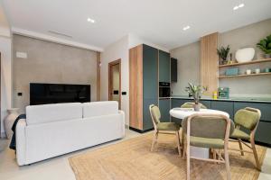 un salon avec un canapé blanc et une table dans l'établissement 139 Boutique Stay, à Vallecas