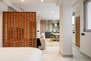 - une chambre avec un mur en briques à côté d'un salon dans l'établissement 139 Boutique Stay, à Vallecas