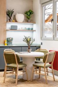 une salle à manger avec une table et des chaises dans l'établissement 139 Boutique Stay, à Vallecas 18 autres photos