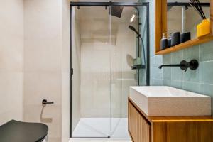 La salle de bains est pourvue d'une douche, d'un lavabo et d'un comptoir. dans l'établissement 139 Boutique Stay, à Vallecas