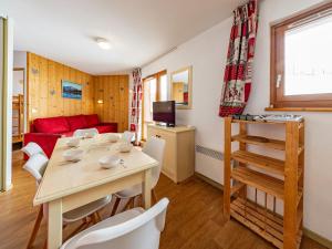 a dining room and living room with a table and chairs at Appartement lumineux 6 pers aux pieds des pistes, Saint-François-Longchamp - FR-1-807-30 in Saint-François-Longchamp