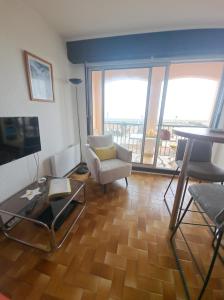 Χώρος καθιστικού στο 200m du Village de Noël joli studio rénové 4 couchages parking vue mer splendide