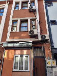 - un bâtiment avec deux fenêtres et une porte dans l'établissement Retrol Butik Hotel, à Istanbul