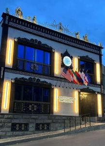 Un edificio con un reloj en el costado. en Prime Suites Hotel, en Ereván