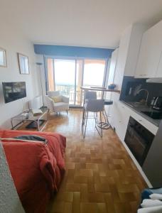 Η κουζίνα ή μικρή κουζίνα στο 200m du Village de Noël joli studio rénové 4 couchages parking vue mer splendide