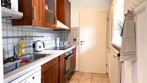 a small kitchen with a sink and a stove at Haus für 8 Personen, 4 Zimmer in Wenzendorf
