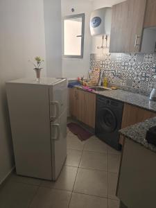 una cocina con nevera y lavadora en 10 Agadir waves, en Agadir