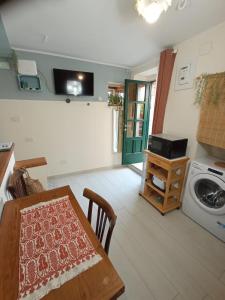 uma cozinha com uma mesa e uma máquina de lavar em Charming Holiday Home in the historic center of Pietrelcina em Pietrelcina mais 8 fotografias