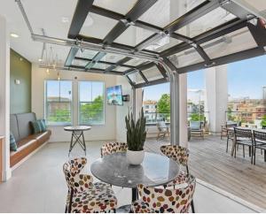 ein Wohnzimmer mit Tisch und Stühlen in der Unterkunft Comfortable Atlanta Stay Near Mercedes-Benz Stadium in Atlanta