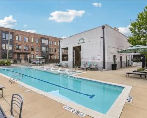 ein großes Schwimmbad vor einem Gebäude in der Unterkunft Comfortable Atlanta Stay Near Mercedes-Benz Stadium in Atlanta