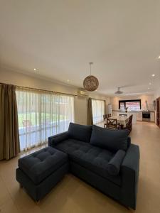 ein Wohnzimmer mit Couch und ein Esszimmer in der Unterkunft Alquiler en Uribelarrea in Uribelarrea