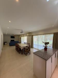 ein Wohnzimmer mit Tisch und ein Esszimmer in der Unterkunft Alquiler en Uribelarrea in Uribelarrea