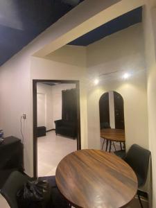 ein Esszimmer mit einem Holztisch und Stühlen in der Unterkunft Beach Side Studio Apartment in Karatschi + 1 Foto